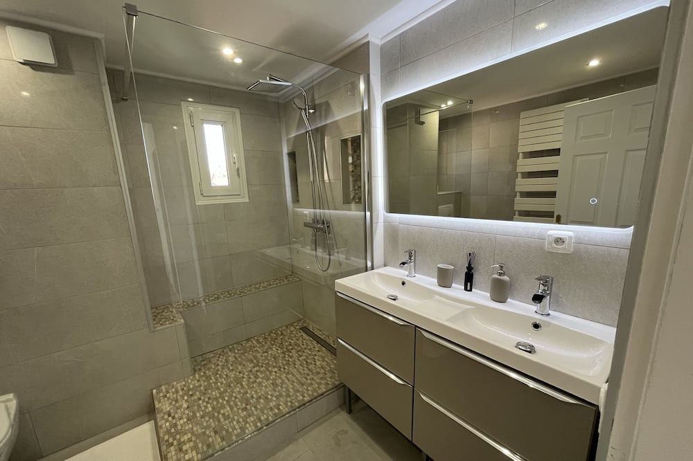 Photo of Bathroom in Genevois