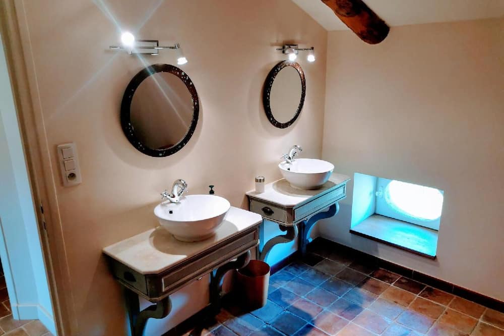 Photo of Bathroom in La Garde-Adhemar