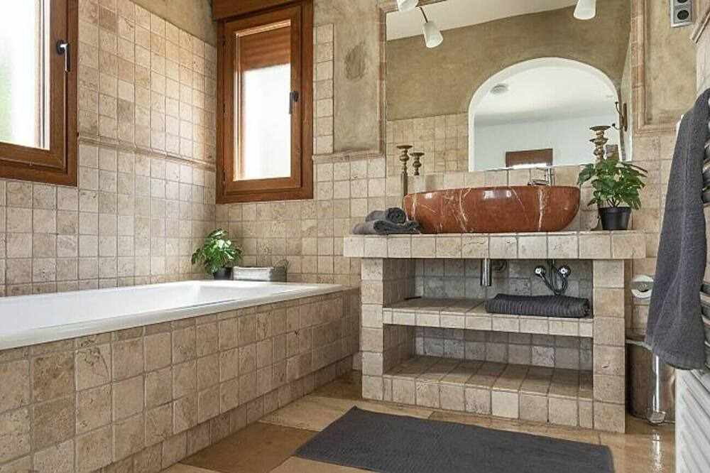 Photo of Bathroom in Arnella