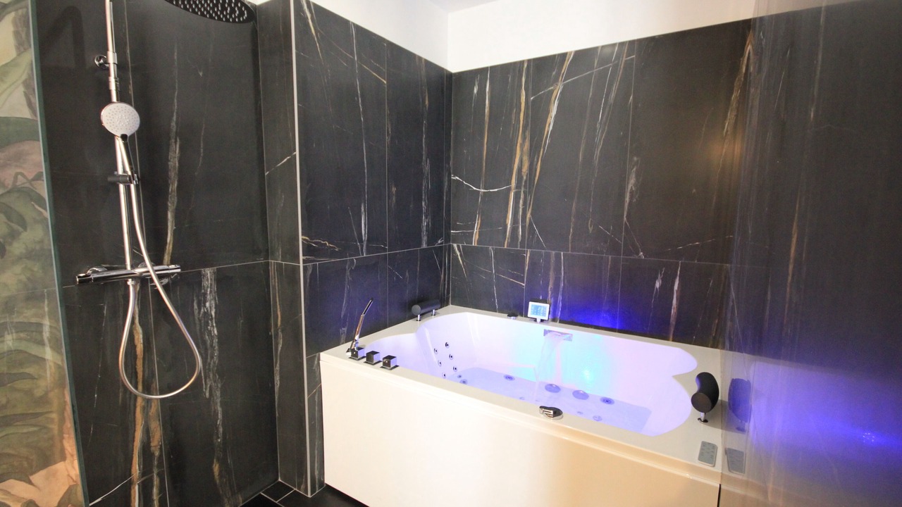 Photo of Bathroom in Avignon City Centre