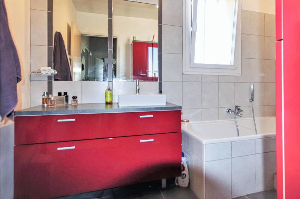 Photo of Bathroom in Montfavet