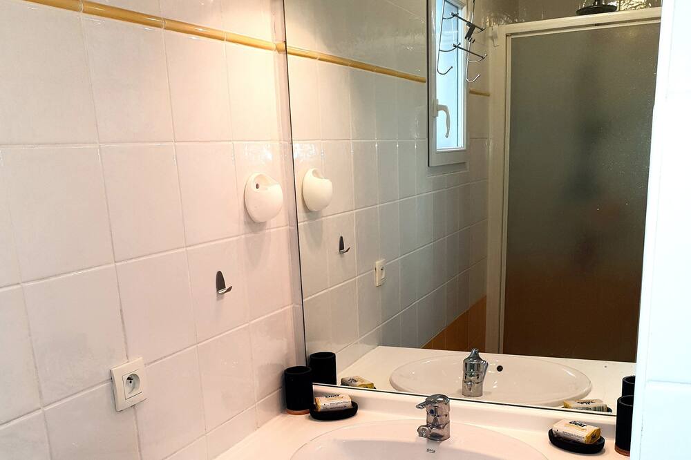 Photo of Bathroom in Morieres-les-Avignon