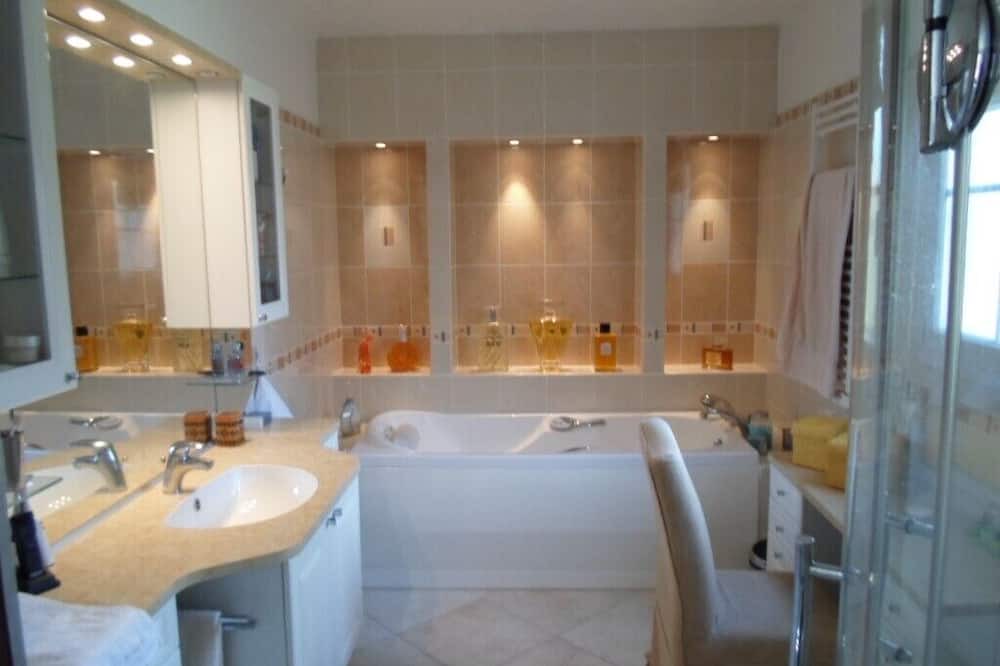 Photo of Bathroom in Saint-Saturnin-les-Avignon