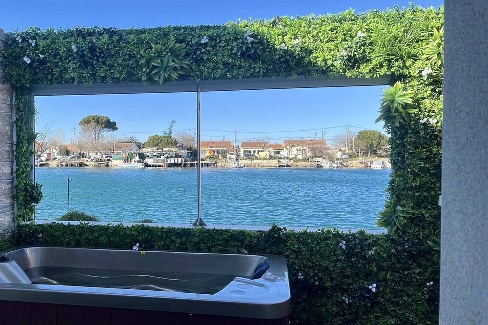 Photo of Bathroom in Port-Saint-Louis-du-Rhone
