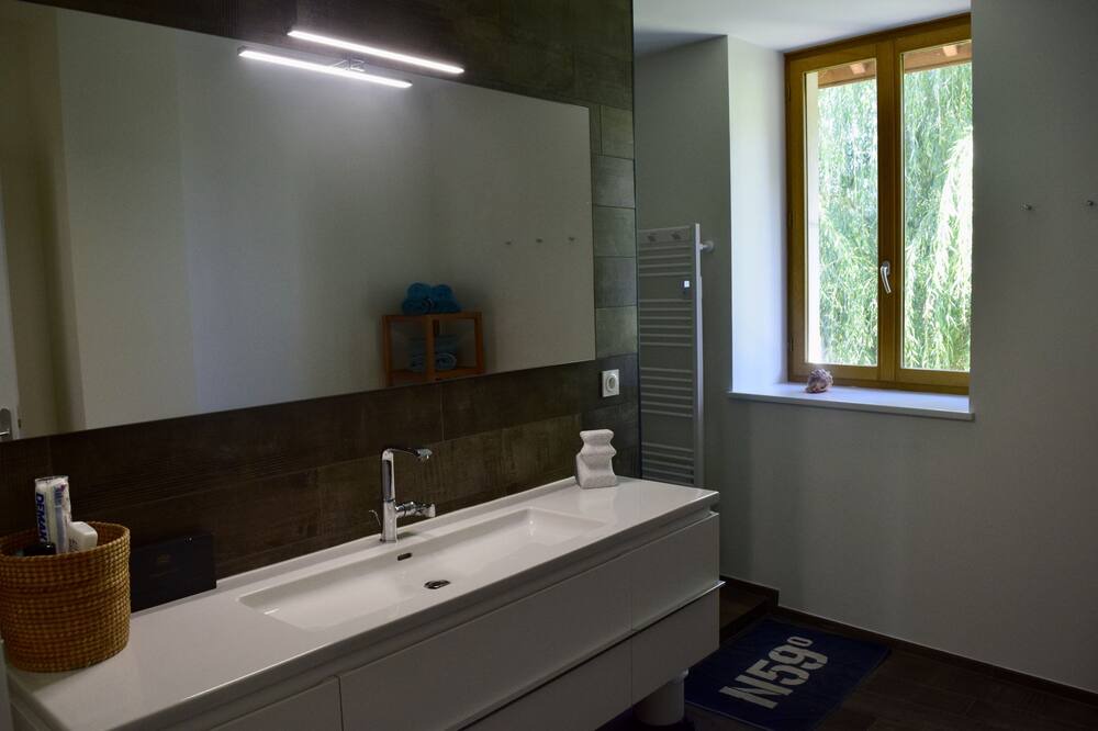 Photo of Bathroom in La Tour-du-Meix