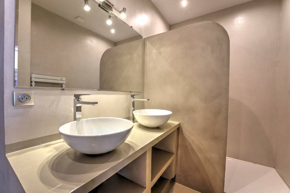 Photo of Bathroom in Couronne Urbaine