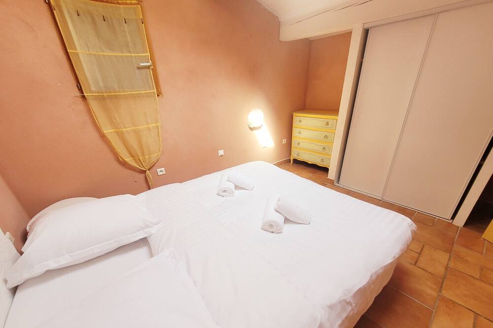 Photo of Bedroom in Chateauneuf-de-Gadagne