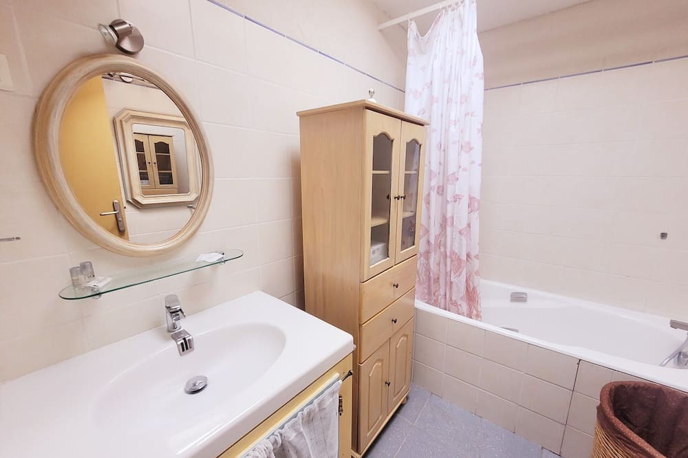 Photo of Bathroom in Chateauneuf-de-Gadagne