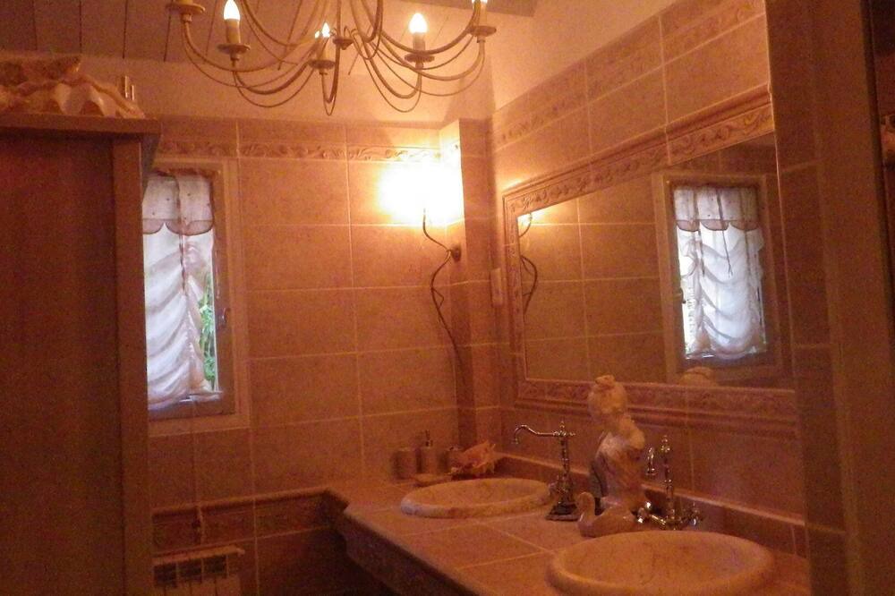 Photo of Bathroom in Sernhac