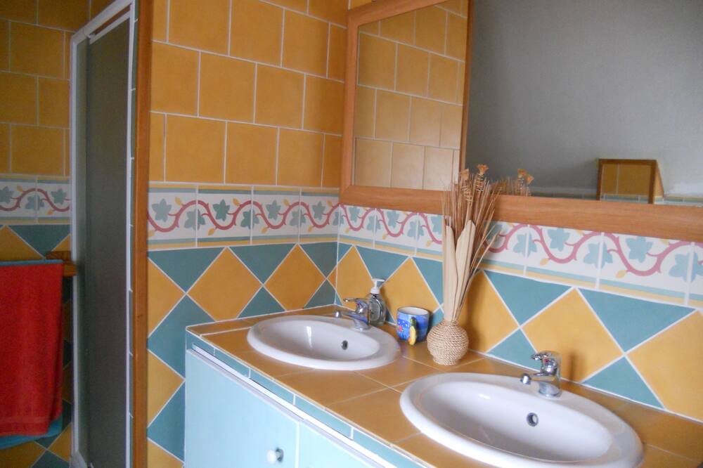 Photo of Bathroom in Saint-Leon-sur-Vezere