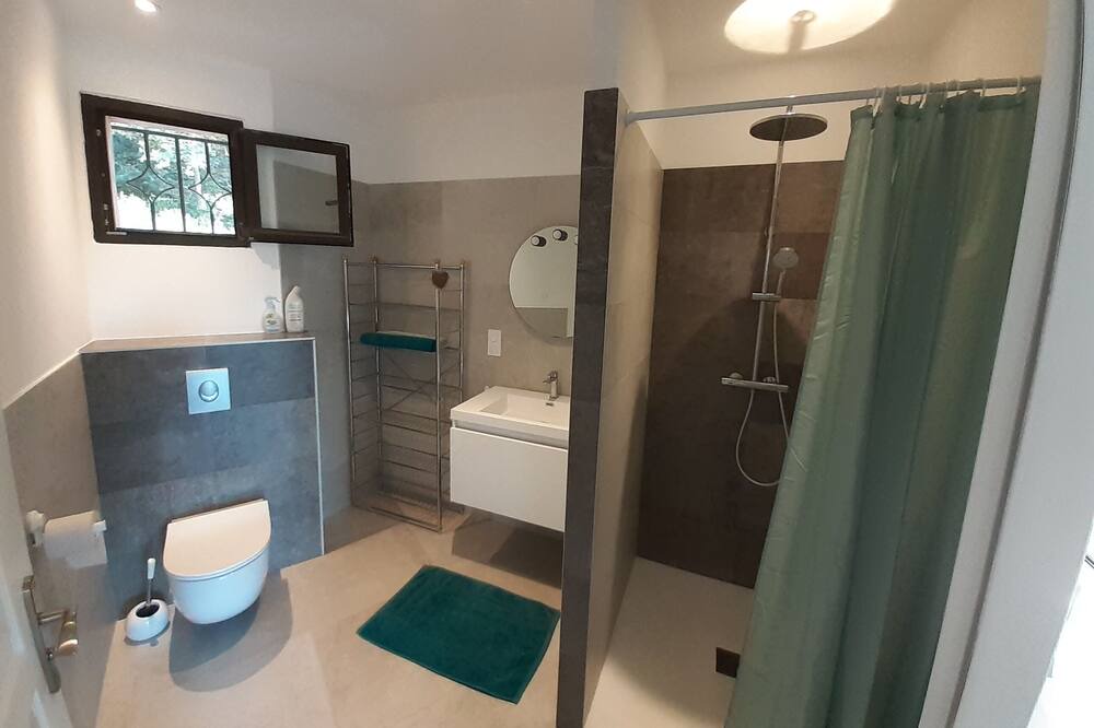 Photo of Bathroom in Labaume