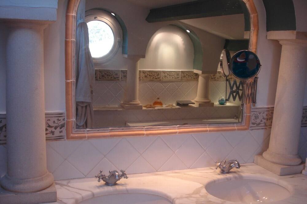 Photo of Bathroom in Morieres-les-Avignon