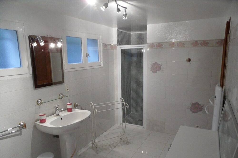Photo of Bathroom in Le Puy-Sainte-Reparade