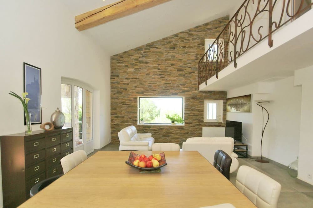 Photo of Livingroom in Saint-Etienne-du-Gres