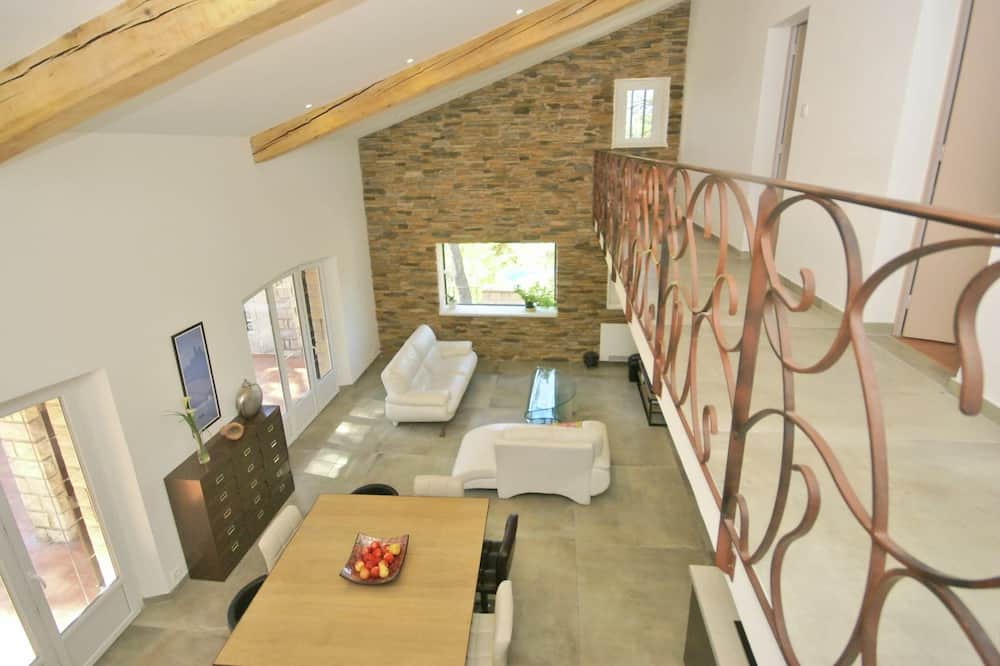 Photo of Livingroom in Saint-Etienne-du-Gres