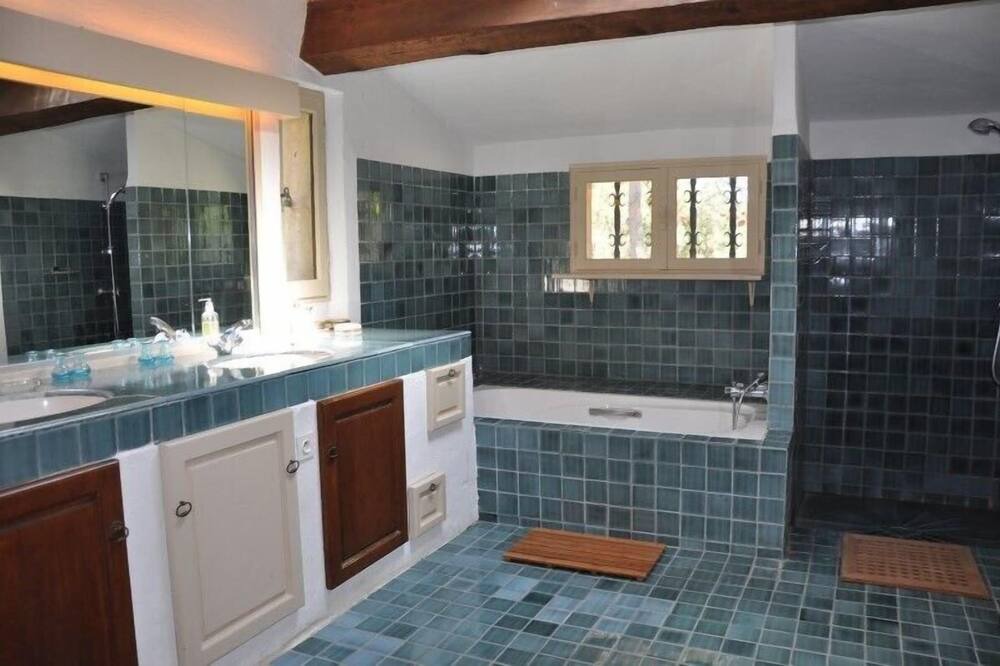 Photo of Bathroom in Peyrolles-en-Provence