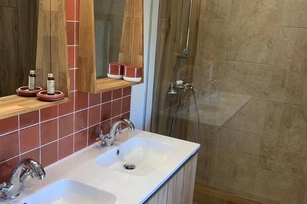Photo of Bathroom in Redessan