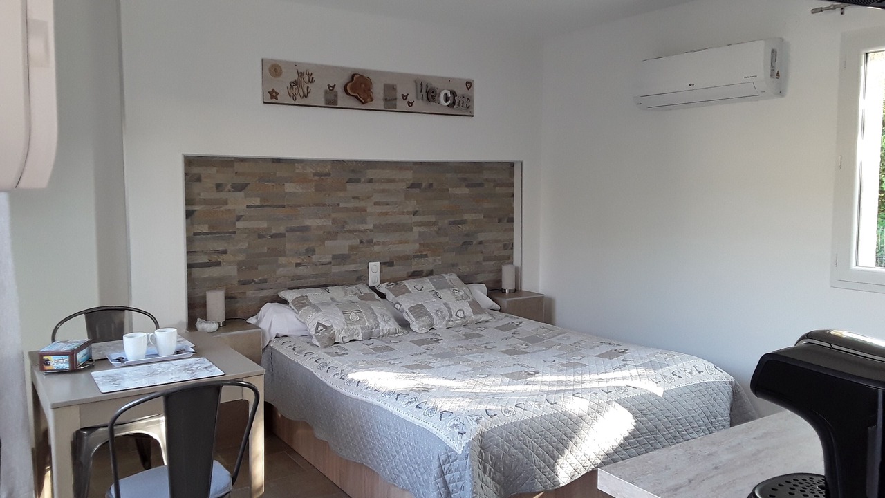 Photo of Bedroom in Saint-Martin-de-Londres