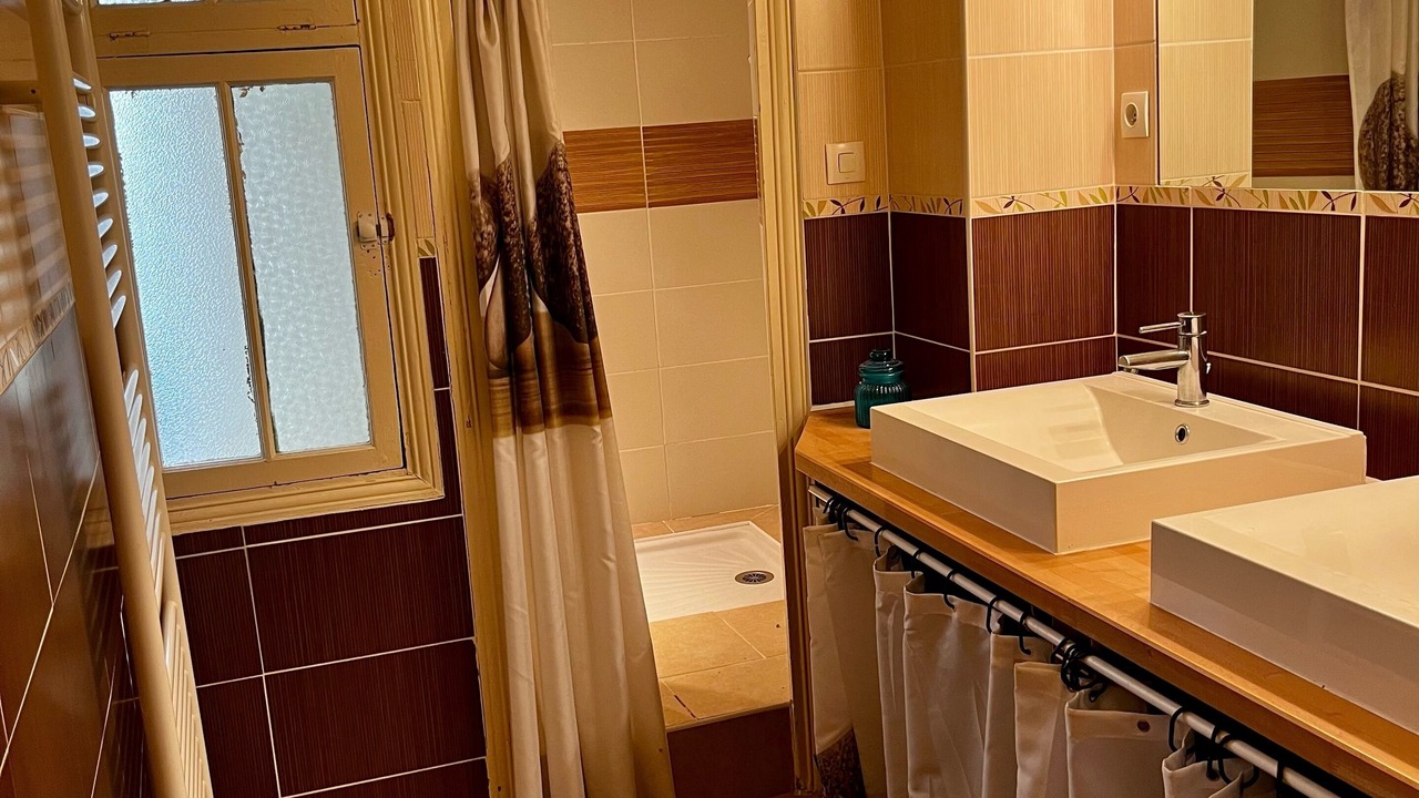Photo of Bathroom in Nimes City Centre