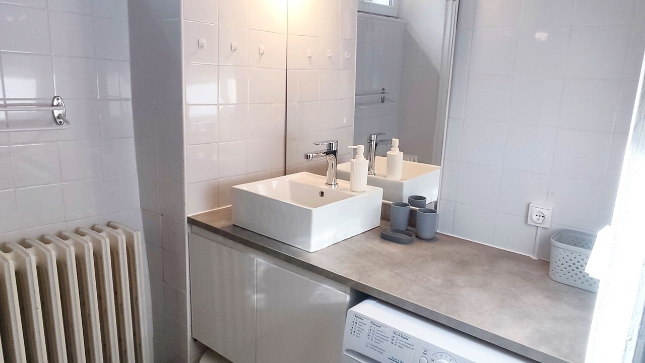 Photo of Bathroom in Saint Alban Auriolles