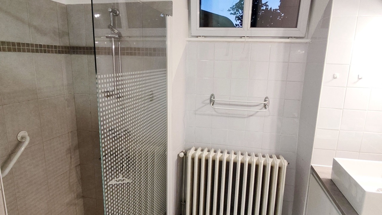 Photo of Bathroom in Saint Alban Auriolles