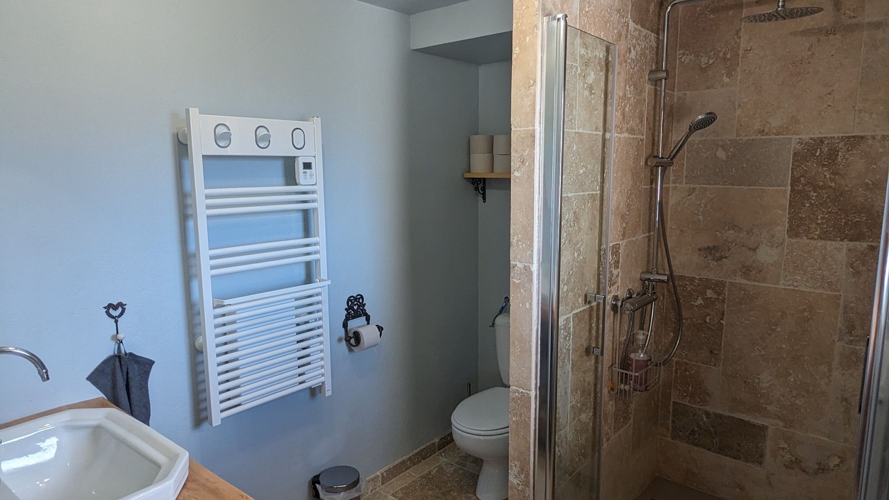 Photo of Bathroom in Hotonnes