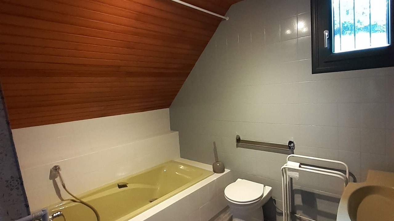 Photo of Bathroom in Campan