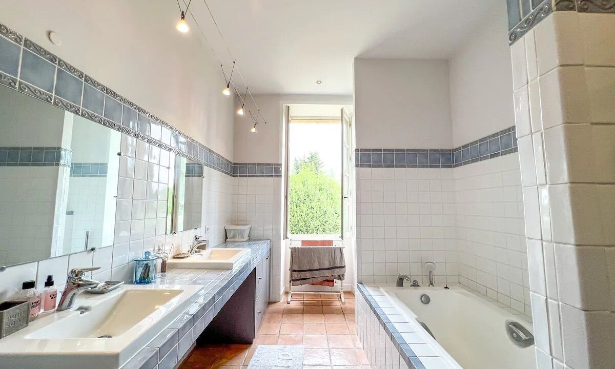 Photo of Bathroom in Collias