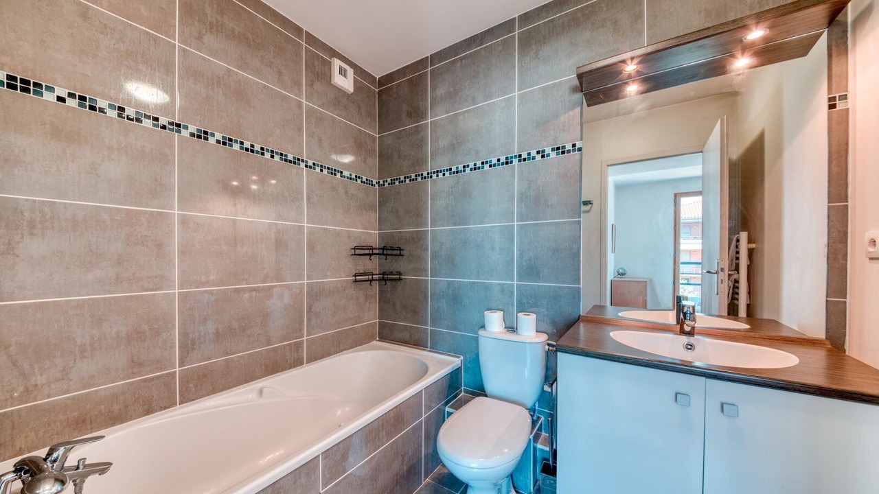 Photo of Bathroom in Boucle - Gros Caillou