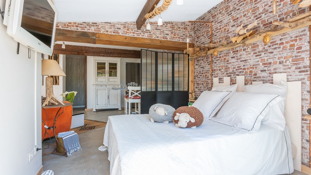 Photo of Bedroom in Comps