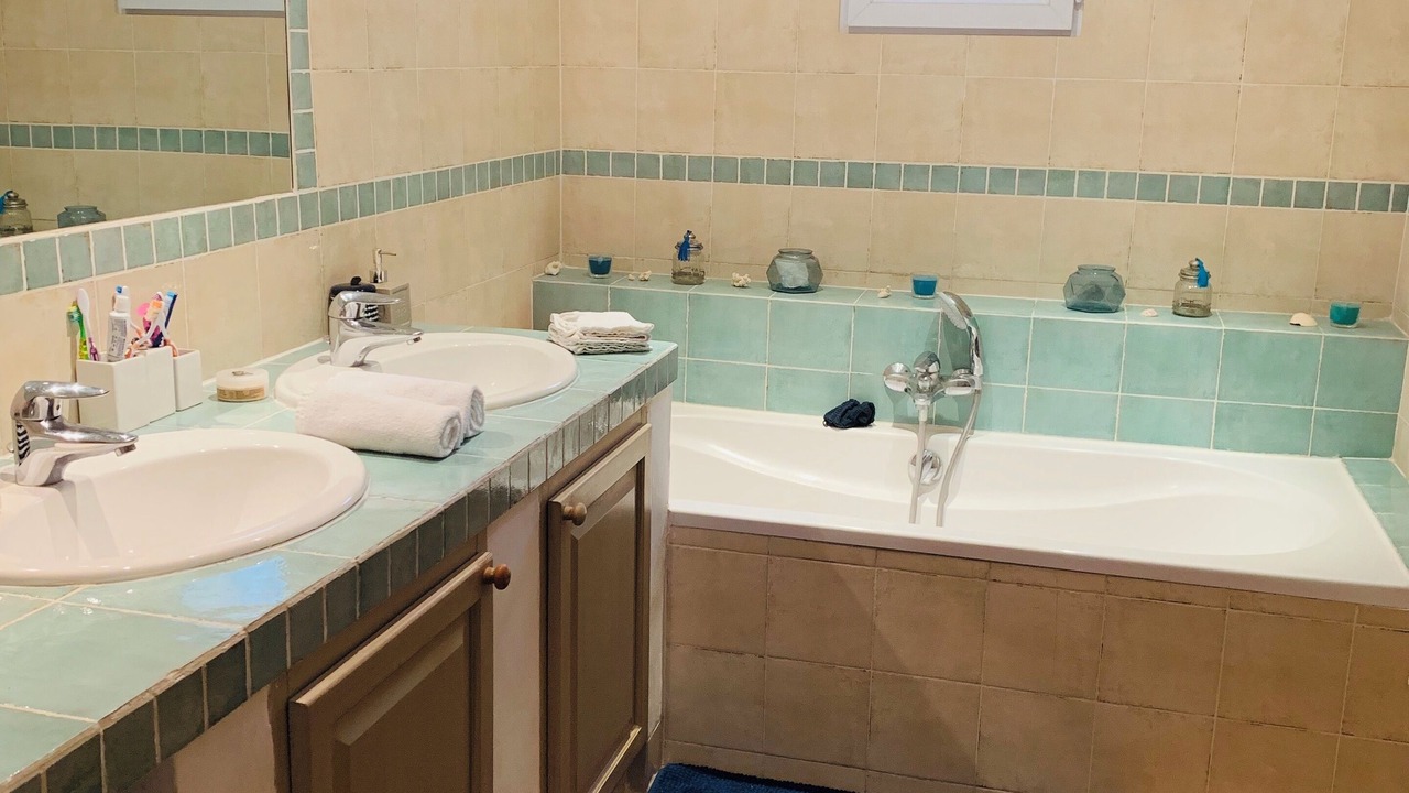 Photo of Bathroom in Simiane-Collongue