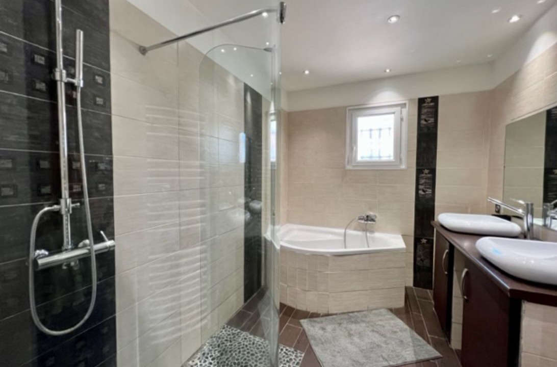 Photo of Bathroom in Manduel
