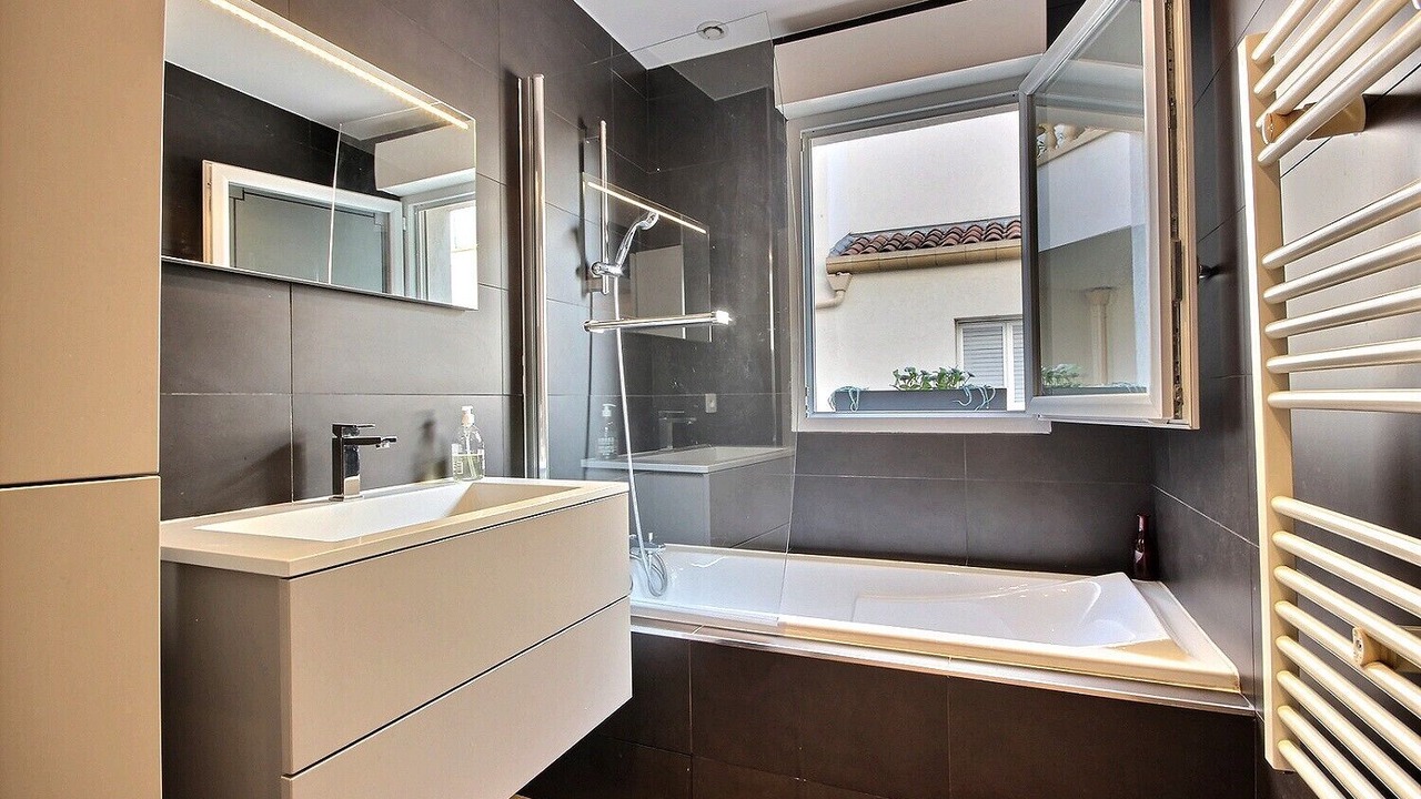 Photo of Bathroom in 8th Arrondissement