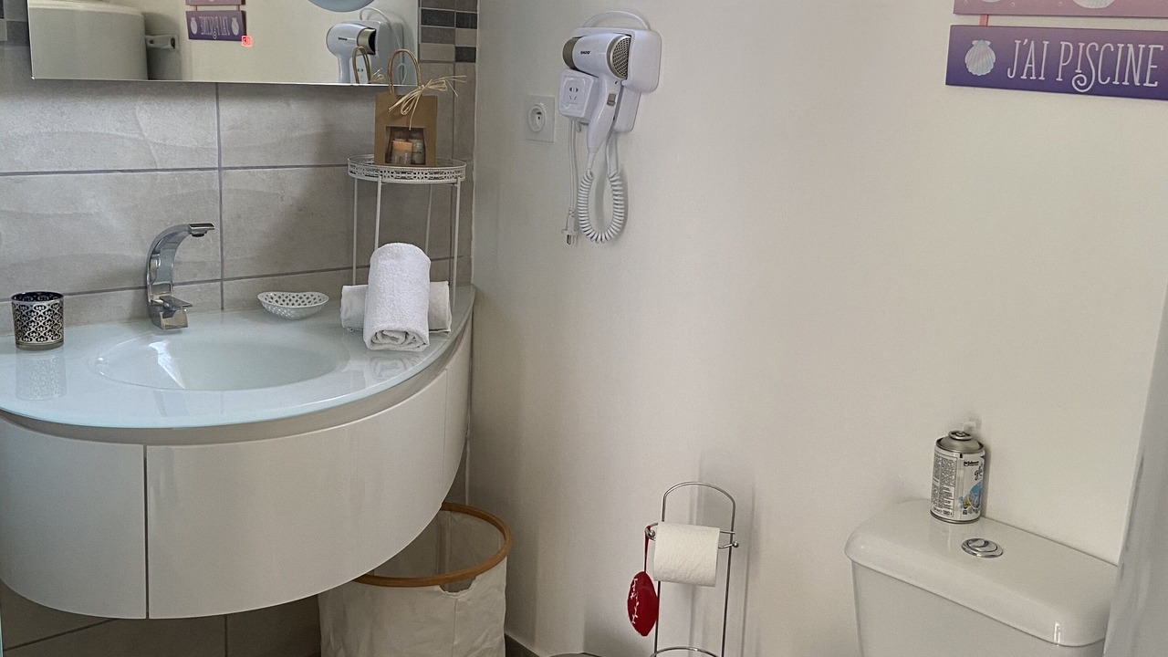 Photo of Bathroom in Violes