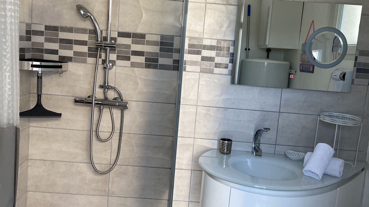 Photo of Bathroom in Violes