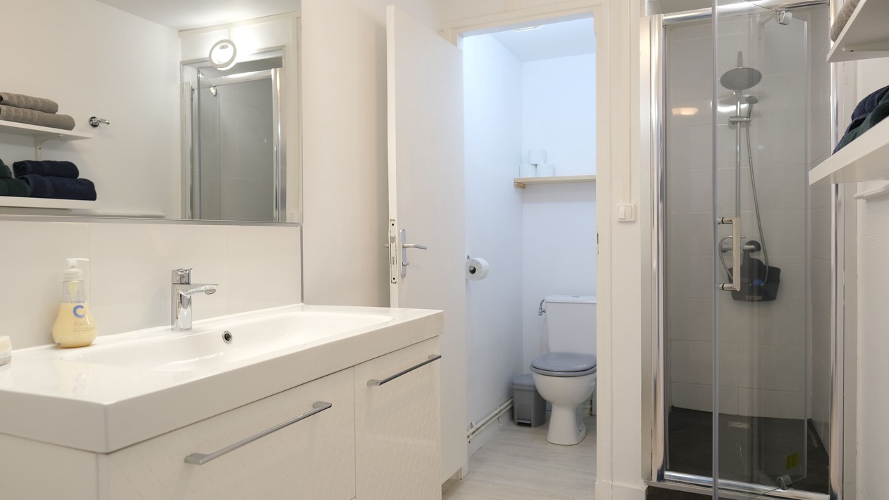 Photo of Bathroom in Lens
