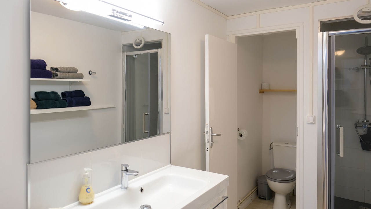 Photo of Bathroom in Lens