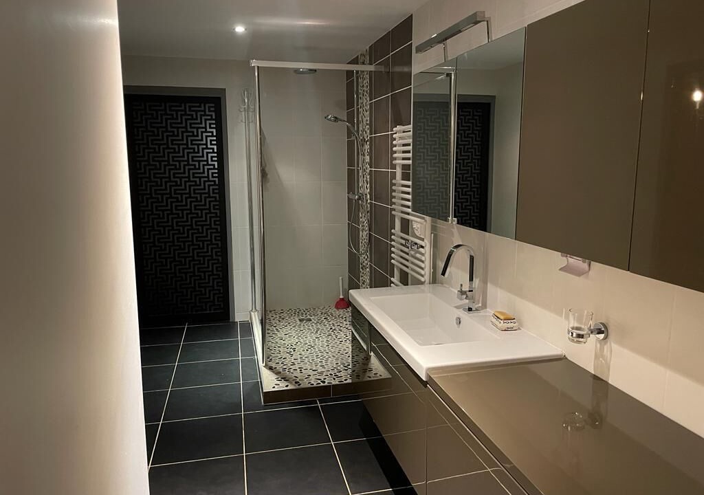 Photo of Bathroom in Peron