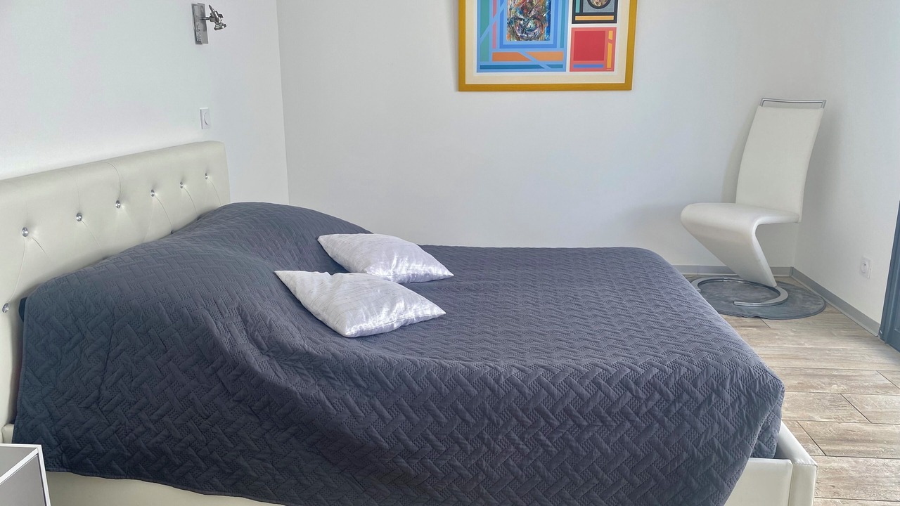 Photo of Bedroom in Ensues-la-Redonne