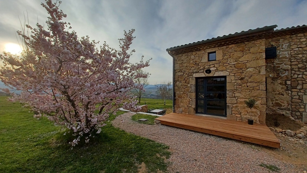 Photo of Patio Balcony in Saint-Barthelemy-le-Plain