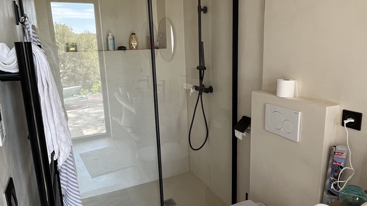 Photo of Bathroom in Ensues-la-Redonne