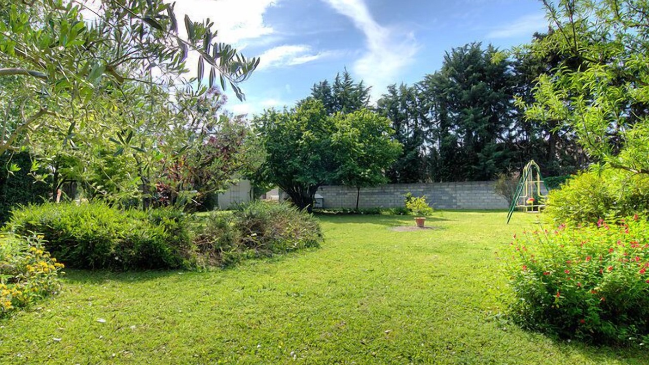 Photo of Others in Noves