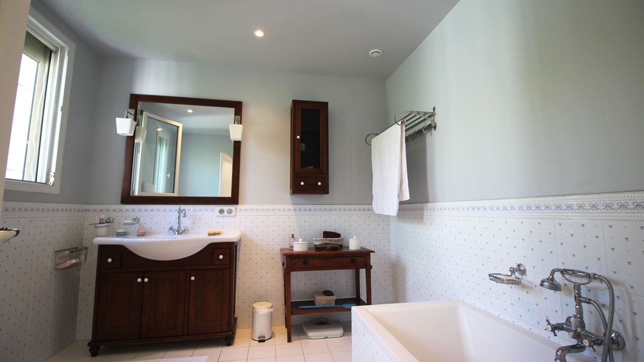 Photo of Bathroom in Molleges