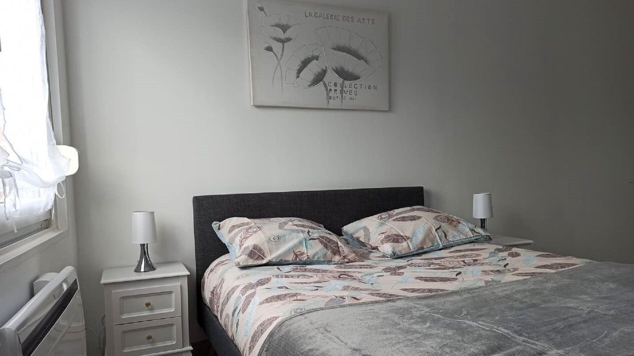 Photo of Bedroom in Lens