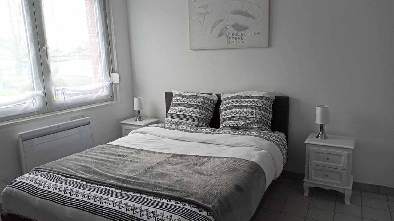 Photo of Bedroom in Lens
