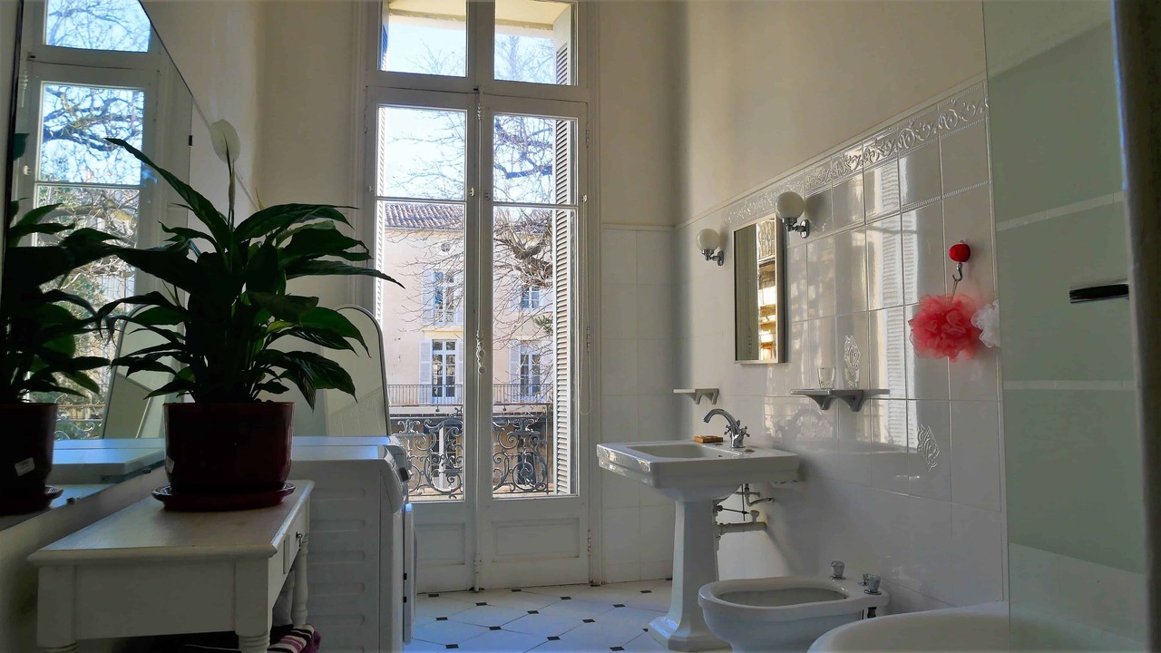 Photo of Bathroom in Nimes City Centre