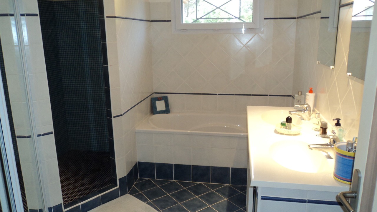 Photo of Bathroom in Chateauneuf-de-Gadagne
