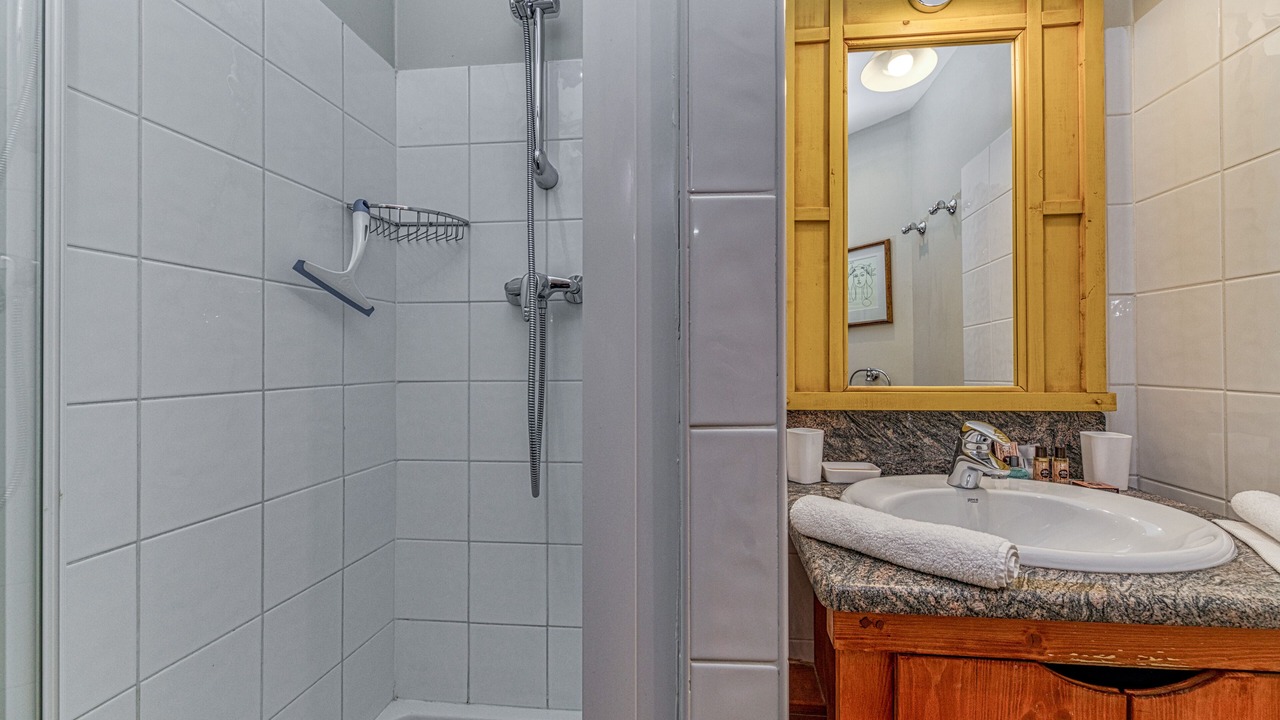 Photo of Bathroom in Arc-1950