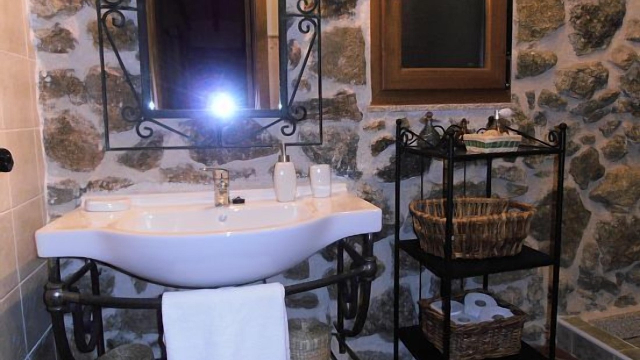 Photo of Bathroom in Navalmahillo