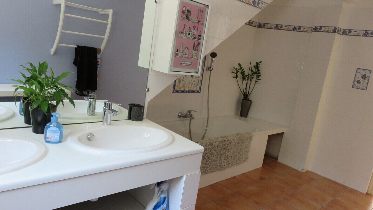 Photo of Bathroom in Nimes City Centre
